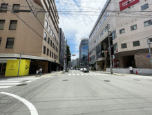 アベニュー御幸ビル前