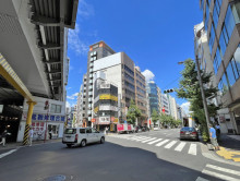 秋山ビル前面の神田平