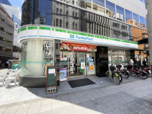 向かいにあるファミリ