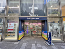 徒歩2分のトモズ六本