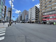 Yファームビル前面の通り