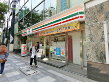 付近のセブンイレブン
