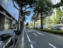 創建御堂筋ビル前面の心斎橋筋