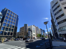 須賀ビル前面の新宿通