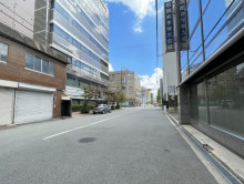 和鋼ビル前面の通り