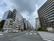 アイルズ・BMビル前