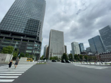 丸の内ビルディング前