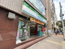 向かいのファミリーマ