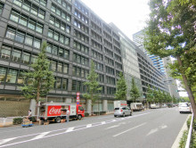 東京サンケイビル前面