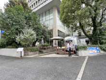 向かいのレストランA