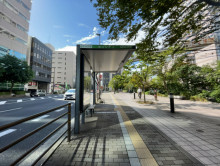 ビル前のバス停「センシティ」