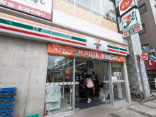 通り沿いのセブンイレ