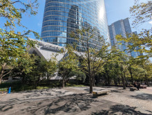 裏手にある港区立汐の