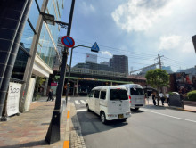 紫ビル前面の通り