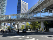 ビル前面の竹芝通り