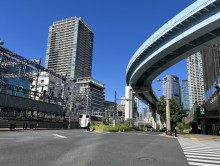 前面の汐留大橋通り