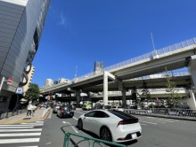 カニエビル前面の通り