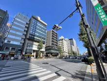 クリスタルタワー前面の目黒通り