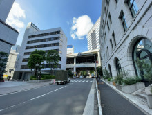 日証館前面の通り