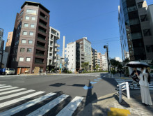 MOビル前面の通り