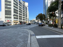 商業ビル前面の通り