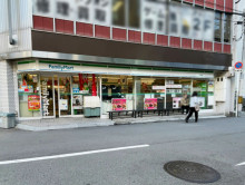 向かいのファミリーマ