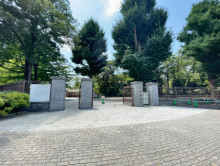 ビル前には新宿御苑