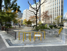 向かいの新阿波座公園