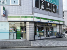 同じ通りにあるファミ