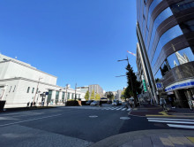 日之出天神ビルディング前面の昭和通り