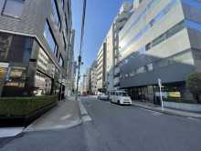 勝徳ビル前面の通り