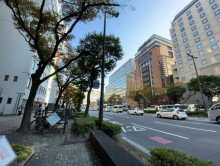 紙与博多ビル前面の通