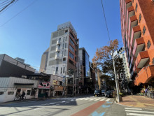 鶴田けやきビル前面の