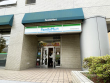 付近のファミリーマー