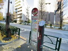 ビル前のバス停「関口