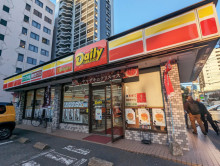 斜め向かい側のデイリ