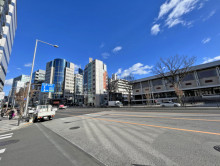 青山オーバルビル前面