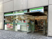 向かいのファミリーマ