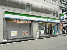 同じ通りにあるファミ