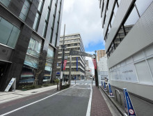 八宝ビル前面の通り