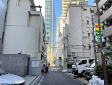 雄邦ビル前面の通り