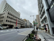 九段一口坂ビル前面の靖国通り