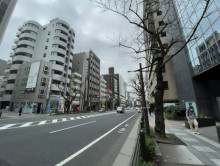 市ヶ谷ビル前面の靖国