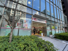 徒歩2分のココカラフ