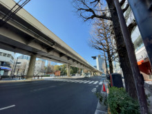 塩崎ビル前面の青山通り