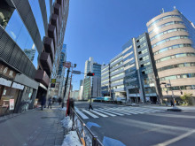 近くの新宿通り