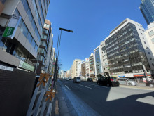 三浜ビル前面の新宿通