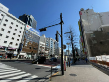 ビル前の新宿通り