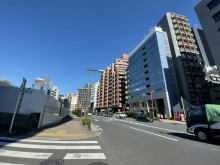 矢野ビル前面の目白通