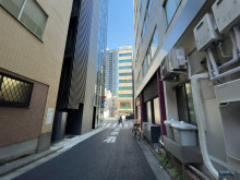 東専堂ビル前面の通り